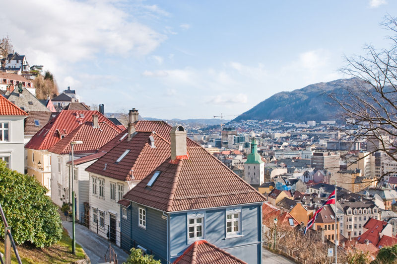 kolorowe domy i widok na miasto Bergen