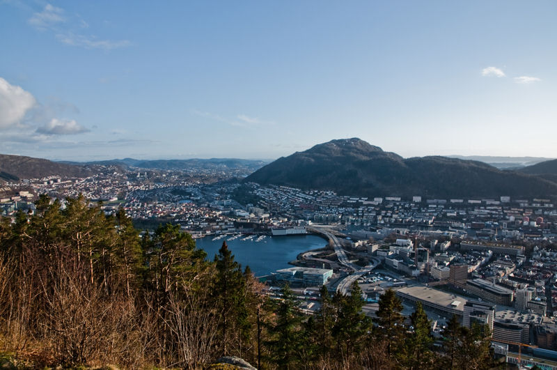 góry i panorama miasta Bergen