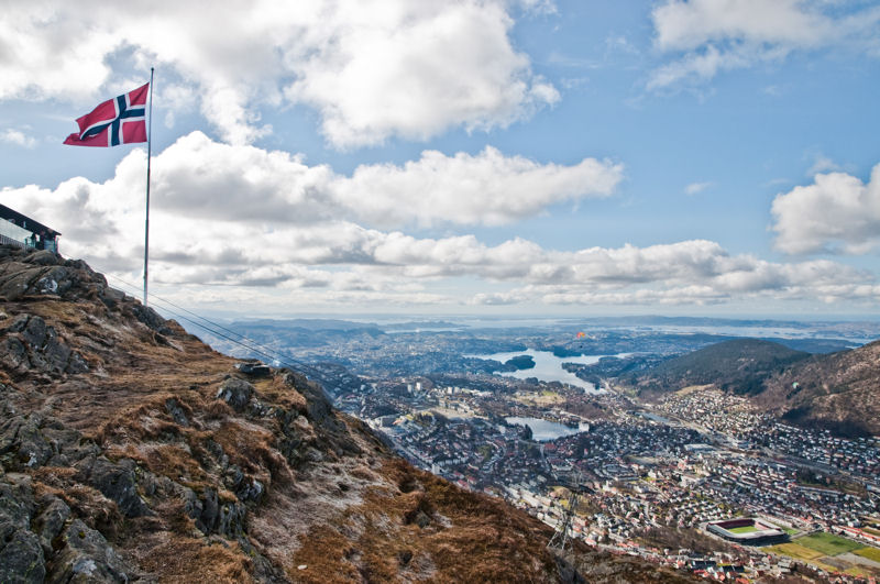 flaga Norwegii na górze Ulriken w Bergen w Norwegii