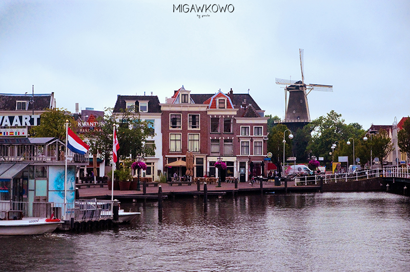 Leiden nad rzeką Stary Ren, kolorowe domy i wiatrak