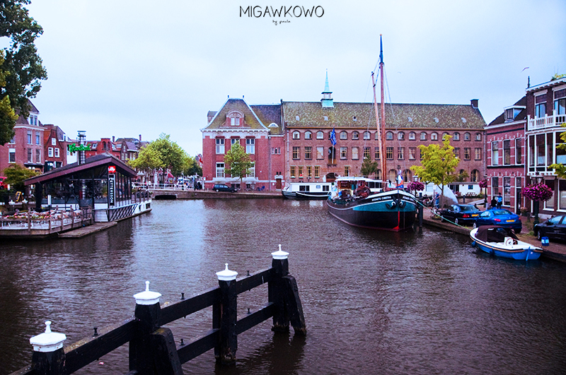 Leiden nad rzeką Stary Ren w Holandii, statek i kolorowe domy