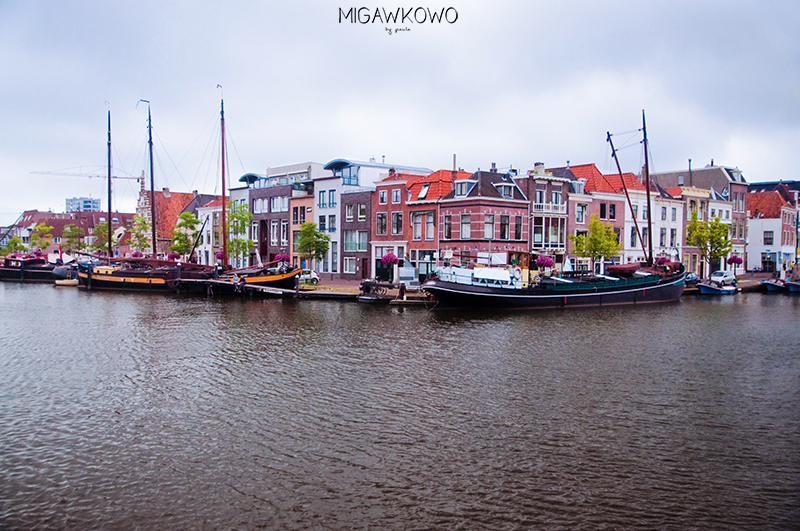 Leiden nad rzeką Stary Ren i kolorowe domy