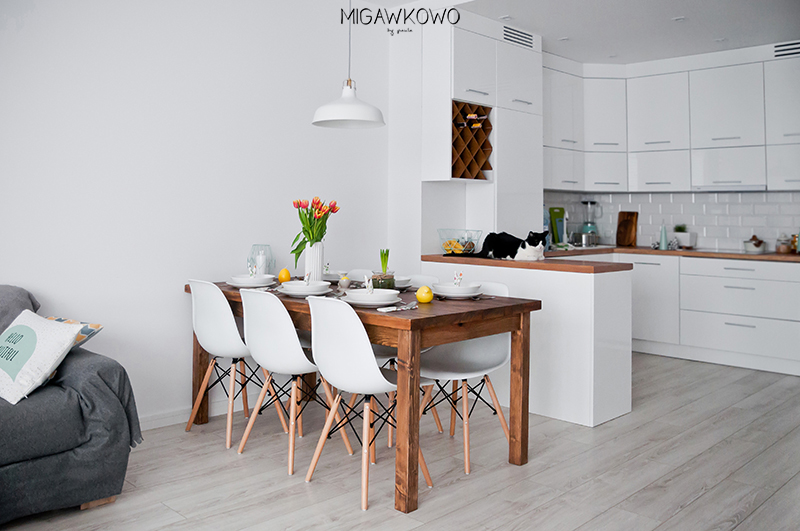 Wielkanoc - minimalistyczna i wiosenna dekoracja stołu, drewniany stół, biała zastawa, tulipany, serwetki zające DIY, aneks kuchenny