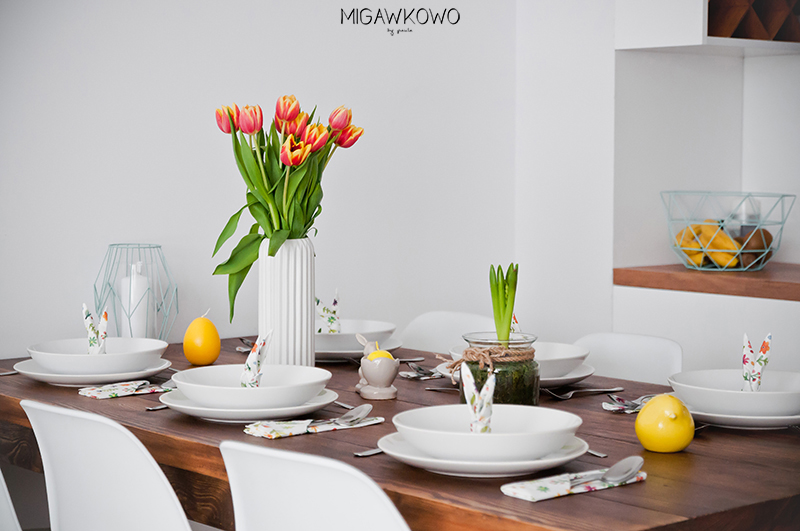 Wielkanoc - minimalistyczna i wiosenna dekoracja stołu w jadalni, krokus, ozdobny słój, biała zastawa, serwetka DIY zając, dekoracje wielkanocne