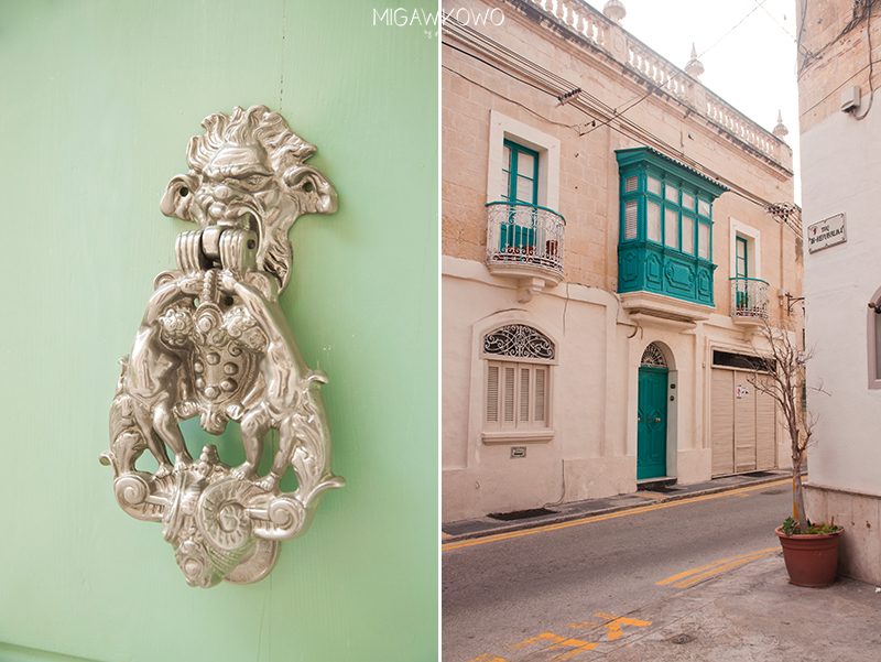 Malta Mdina kołatka, uliczka i kolorowy balkon