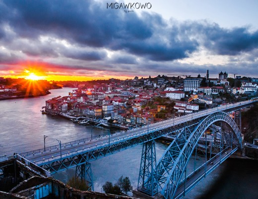 ZachÃ³d sÅ‚oÅ„ca w Porto, Portugalia nad mostem Ponte Dom Luis I