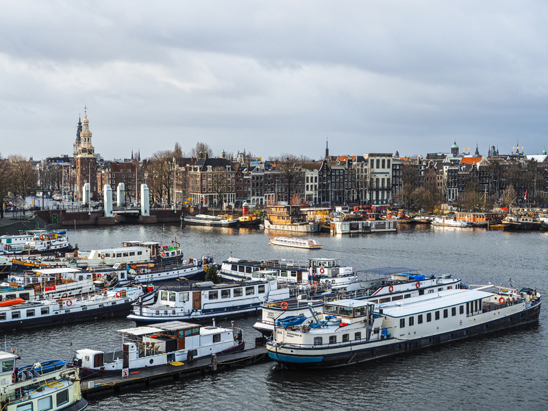 Amsterdam łódki kamienice panorama