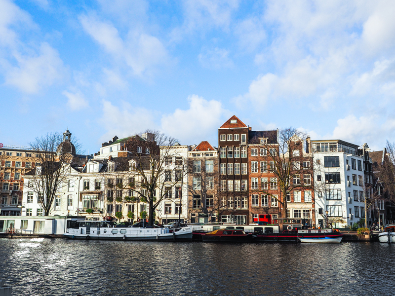 Amsterdam kolorowe kamienice łódki kanał