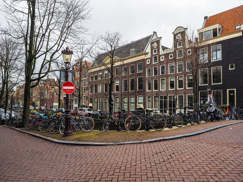 Amsterdam kamienice domy cegła rowery