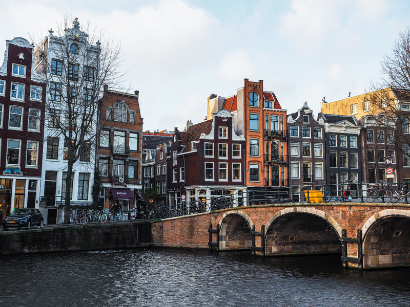 Amsterdam kolorowe kamienice kanał most