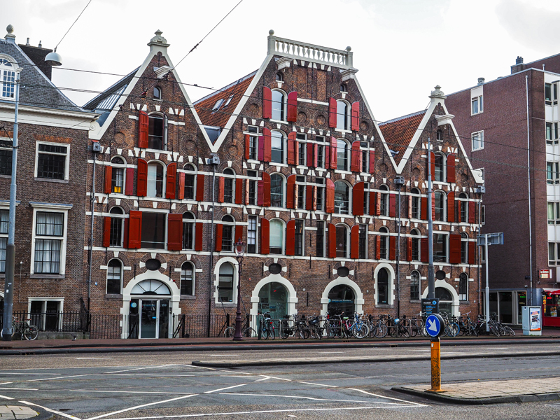Amsterdam cegła czerwone okiennice 