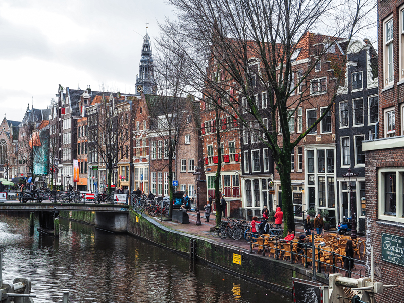 Amsterdam kolorowe kamienice rowery kanał