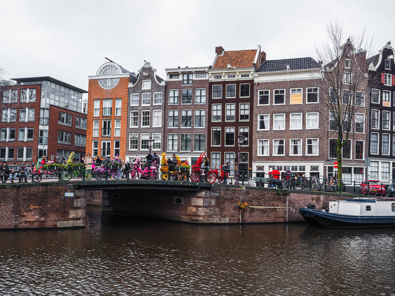 Amsterdam kolorowe kamienice domy kanał łódka