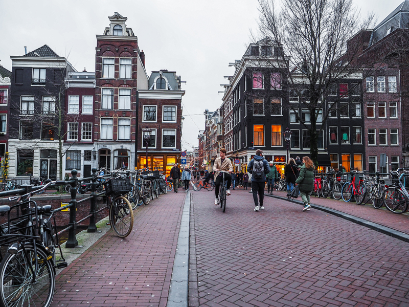 Amsterdam kolorowe kamienice domy rowery