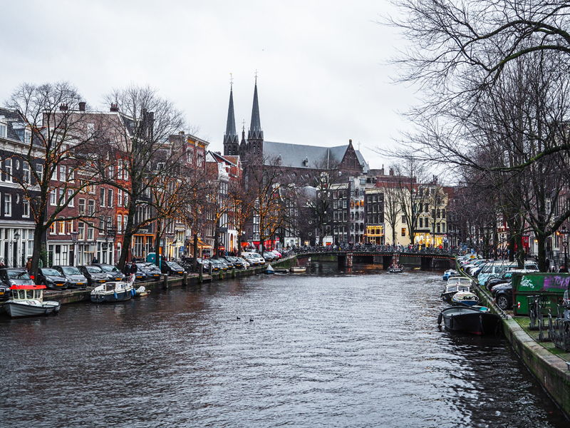 Amsterdam kolorowe kamienice domy kanał łódki
