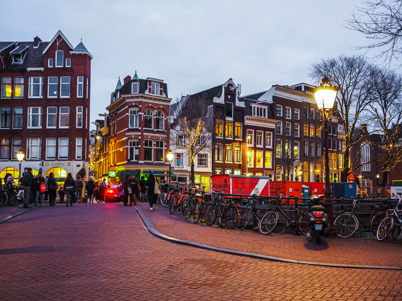 Amsterdam kolorowe kamienice domy rowery wieczór