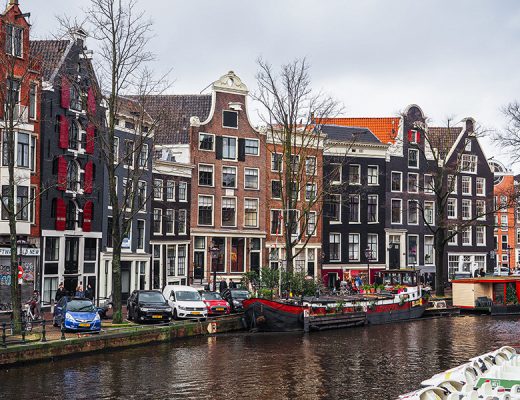 Amsterdam kolorowe kamienice domy kanał łódka