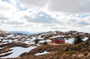 czerwony dom na górze Ulriken w Bergen w Norwegii