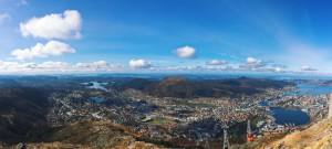 panorama na miasto Bergen i okolice z góry Ulriken w Bergen w Norwegii