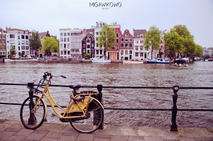 Rower i kolorowe domy nad kanałem Amsterdam–Ren w Amsterdamie w Holandii