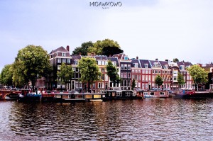 Kolorowe domy nad kanałem Amsterdam–Ren w Amsterdamie w Holandii