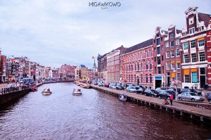 Kanał Amsterdam–Ren w Amsterdamie w Holandii i kolorowe domy