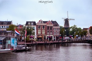 Leiden nad rzeką Stary Ren w Holandii, kolorowe domy i wiatrak