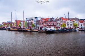 Leiden nad rzeką Stary Ren w Holandii i kolorowe domy
