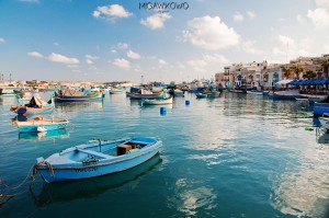 Miasto Marsaxlokk na Malcie, wioska rybacka, kolorowe łódki