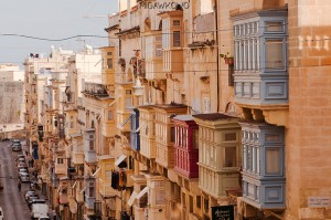 Kolorowe drewniane balkony w mieście Valletta na Malcie