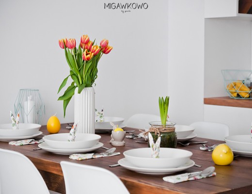 Wielkanoc - minimalistyczna i wiosenna dekoracja stołu w jadalni, krokus, ozdobny słój, biała zastawa, serwetka DIY zając, dekoracje wielkanocne