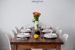 Wielkanoc - minimalistyczna i wiosenna dekoracja stołu w jadalni, tulipany, biała zastawa, dekoracje wielkanocne
