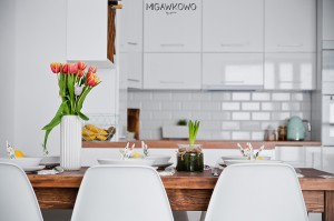 Wielkanoc - minimalistyczna i wiosenna dekoracja stołu w jadalni, aneks kuchenny