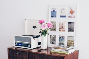 Kącik retro w moim mieszkaniu, gramofon, peonie i pocztówki Ryszarda Kaji